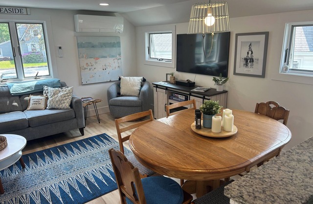 Cozy beach apartment steps from the ocean, Kinney Shores, ME. Newly renovated!