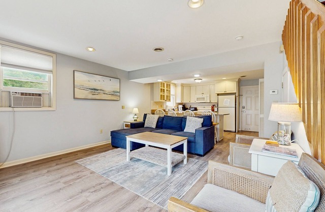Cozy Beach Condo: Easy Walk to the Best Part of the Beach & Top Restaurants