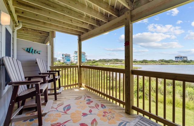 Cozy Beach Condo with Water views, Full Kitchen and Patio