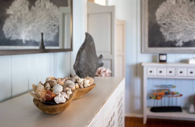 Cozy beach cottage with pool and a minute walk to the beachn