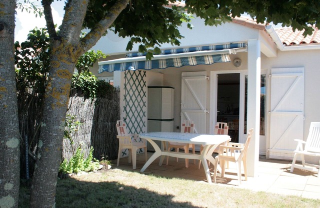 Cozy Beach House Near Shops, Terrace, and Parking