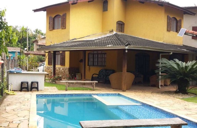 Cozy beach house with beautiful green area and mountains in a gated community