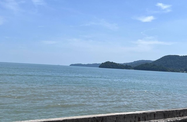 Cozy Beach Retreat In Teluk Kumbar