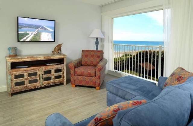 Cozy Beach Retreat | Couple Room w/Partial Ocean View & Pool Access