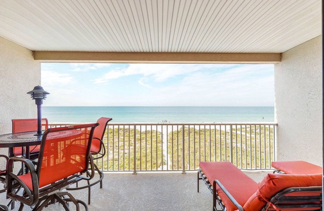 Cozy beachside condo with pool & hot tub - walk to restaurants