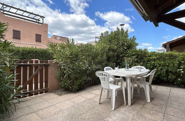 Cozy Beachside Retreat: 2-Room Bungalow with Mezzanine, Pool, Parking, Near Shops & Sea
