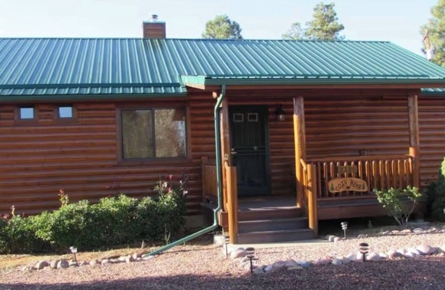 Cozy Bear Cabin in Bison Ranch. Near Mongollon Rim. With a relaxing hot tub.
