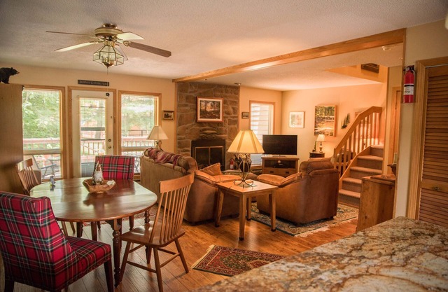 Cozy, Beautifully Furnished Condo 10 Minutes to Ski Resorts