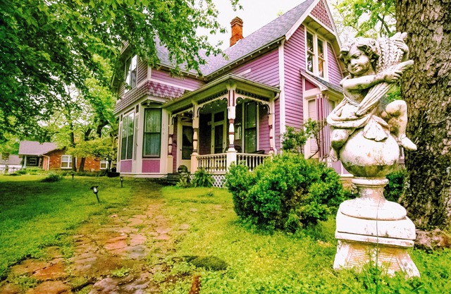 Cozy, Budget-Friendly Eurekan Room in Historical B&B for Solo Travel-The Peddler