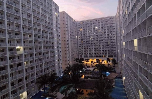 Cozy building with AC and WiFi in welcoming Pasay