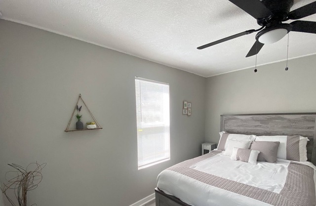 Cozy Bungalow - Close to Downtown!