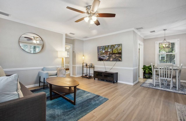 Cozy Bungalow, Fenced Yard, Small Pup Friendly, BBQ, Gazebo, Close to Downtown, Walk to Restaurants