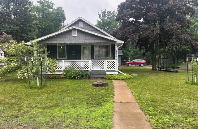 Cozy bungalow in Marquette w/hot tub. Minutes from Lake Superior and downtown.