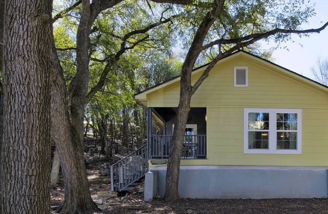 Cozy bungalow in the woods, across from Texas State University!