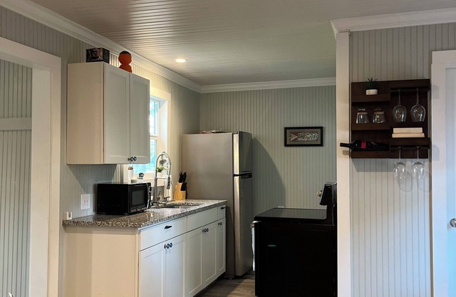 Cozy bungalow in delightful New Braunfels with WiFi, AC