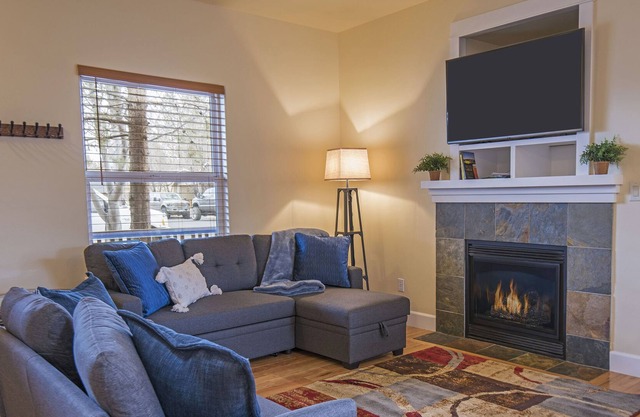 Cozy bungalow - minutes from downtown & Old Mill district