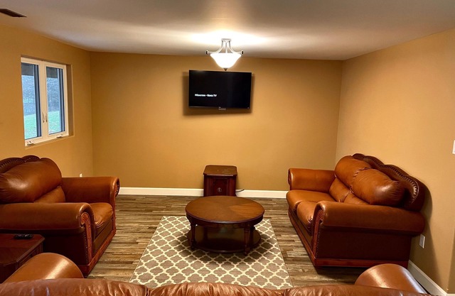 Cozy Bungalow Nestled atop North Shore Hay Bay, Napanee