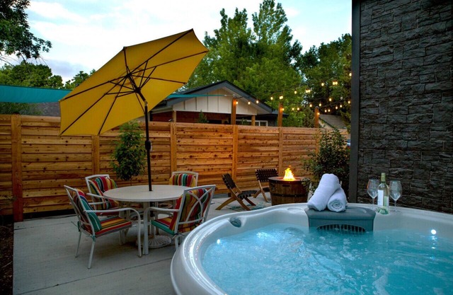 Cozy Bungalow w/Hot Tub & Fire Pit, Walk Downtown
