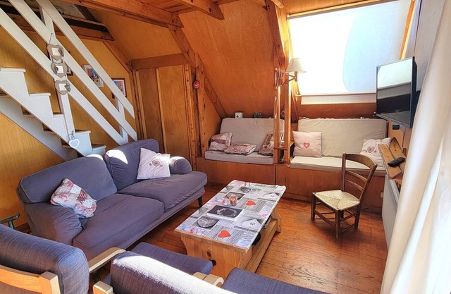 Cozy Chalet for 9 with South-Facing Balcony, Fireplace, and Modern Amenities