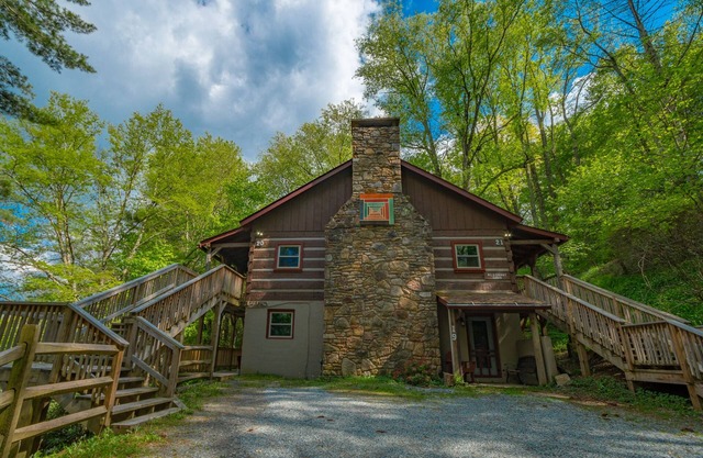 Cozy Cabin #18 - Sleeps 4 - Full kitchen + fireplace - between Boone & Blowing Rock NC