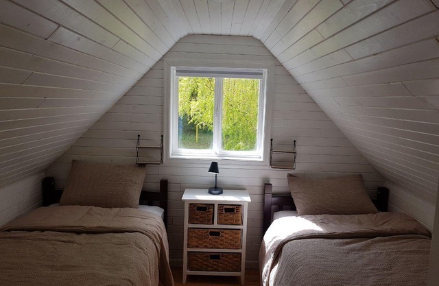 Cozy Cabin, 2 min to the HWY1, 5 minutes to the Shuswap lake