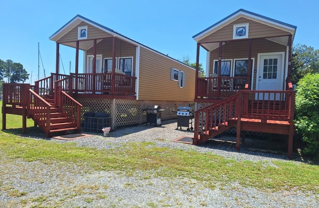 Cozy cabin #2 on Neuse River in charming Oriental