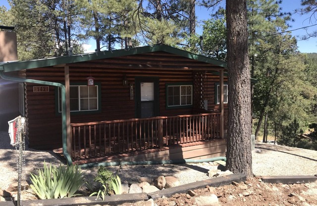 COZY CABIN, 2Br/1Ba Central Air/Heat, 6 PRS HOT TUB