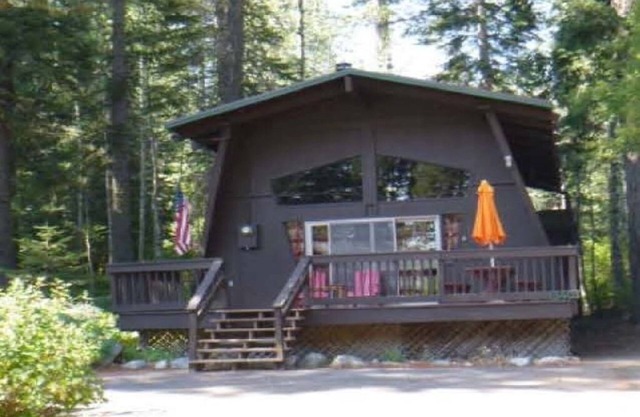 Cozy cabin across the street from Donner Lake