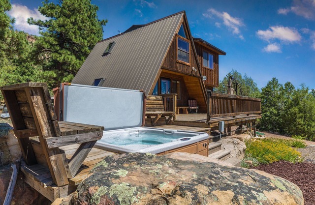 Cozy Cabin - Beautiful Views of the Surrounding Peaks - Hot Tub