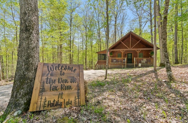 Cozy cabin close to Patoka Lake main entrance!