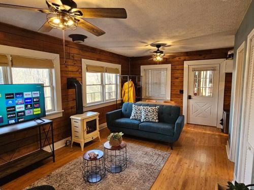 Cozy Cabin, Foliage, Hot Tub, Wi Fi, Fireplace