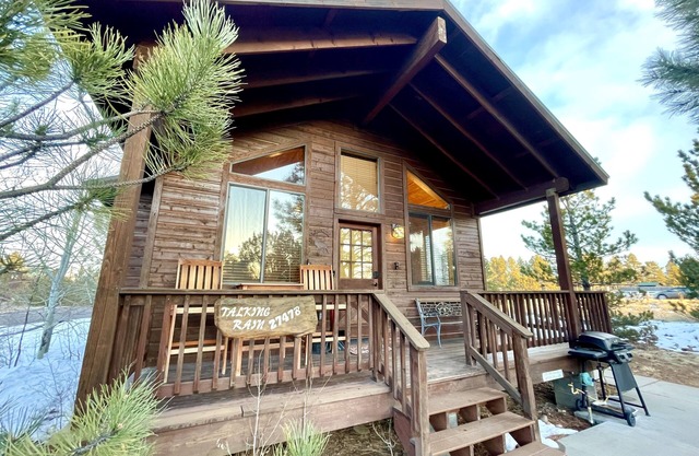 Cozy cabin for 2, private hot tub, King size bed!