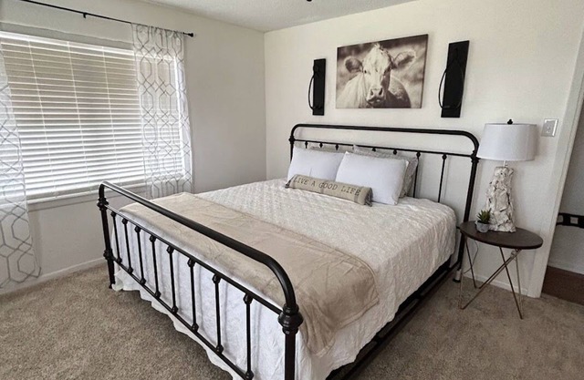 Cozy Cabin Getaway, 5 minutes from Lake Murray and downtown Ardmore!
