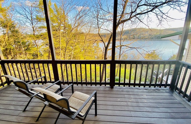 COZY CABIN GUEST HOUSE ON THE LAKE