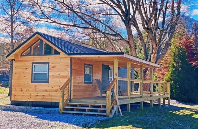 Cozy cabin, hot tub, 5 min from national park, Wears valley, pool access