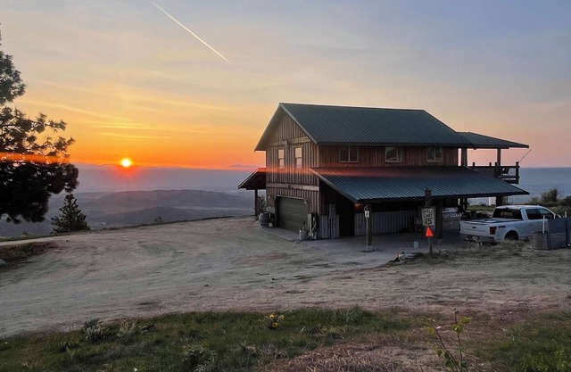 Cozy cabin in enchanting Brewster with WiFi