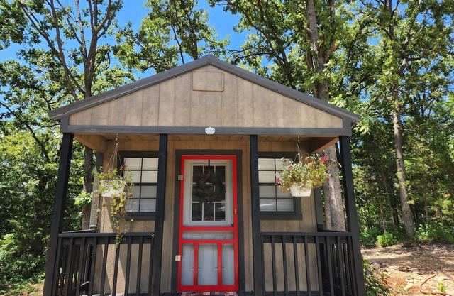 Cozy cabin in Hermitage 1.5 mile to Pomme De Terre Lake. Brand new construction.