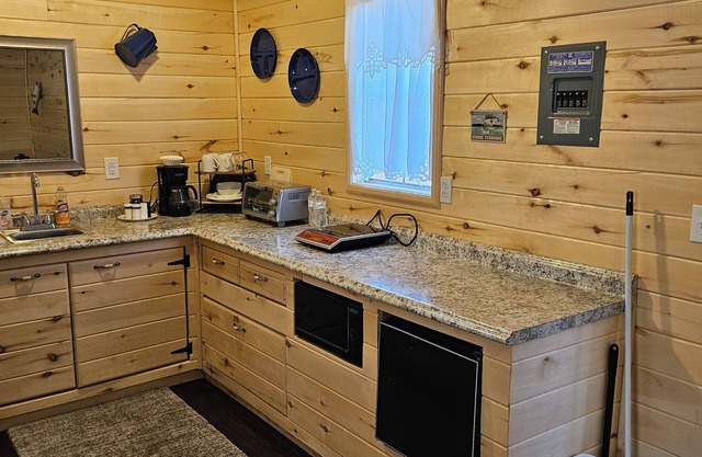 Cozy cabin in lovely La Sal with AC/Heating,WiFi,Kitchen,grill and so much more