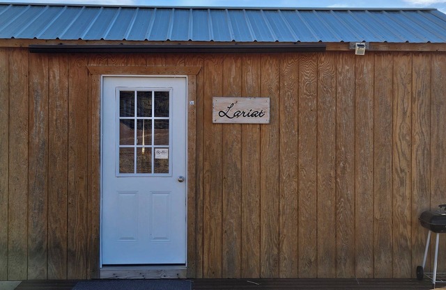 Cozy cabin in lovely La Sal with WiFi, AC/Heating,Kitchen,grill,firepit and more