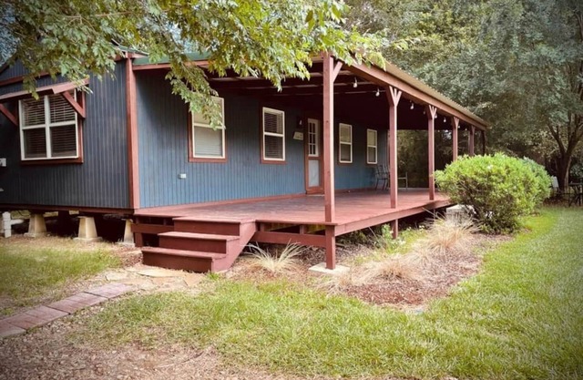 Cozy cabin in nestled on 9-acre lot in Summit, MS