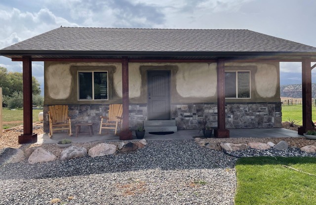 Cozy Cabin in the heart of Torrey