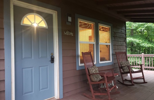 Cozy cabin in the woods with AC, WiFi in awesome Sylva