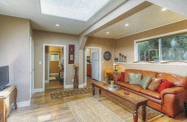 Cozy Cabin near river, wineries, redwoods and ocean.