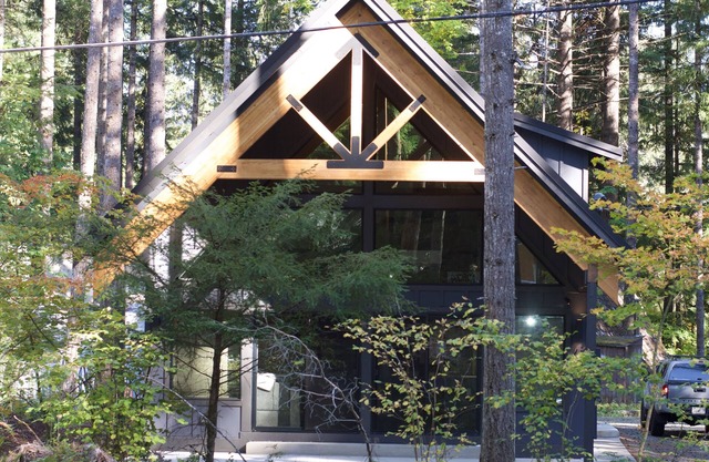 Cozy cabin near White Pass Ski Resort, Mt Rainier NP, and Cowlitz River.