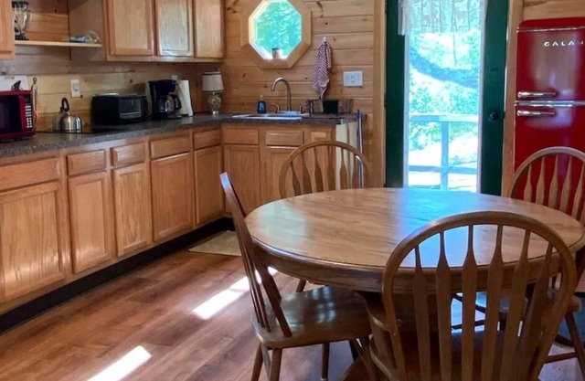 Cozy cabin on 53 private Acres. Hiking, swimming, boating all within minutes.