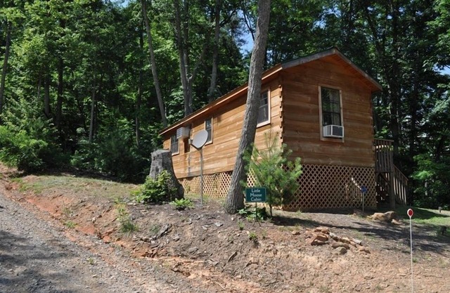 Cozy Cabin on Blue Ridge Pwy & MTS Trl with hot tub, only 15min from downtown
