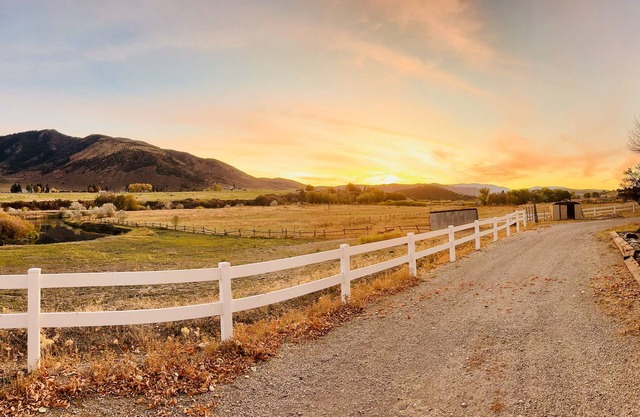 Cozy Cabin on 2 acres with mountain view river access, 5 min to Lava Hot Springs