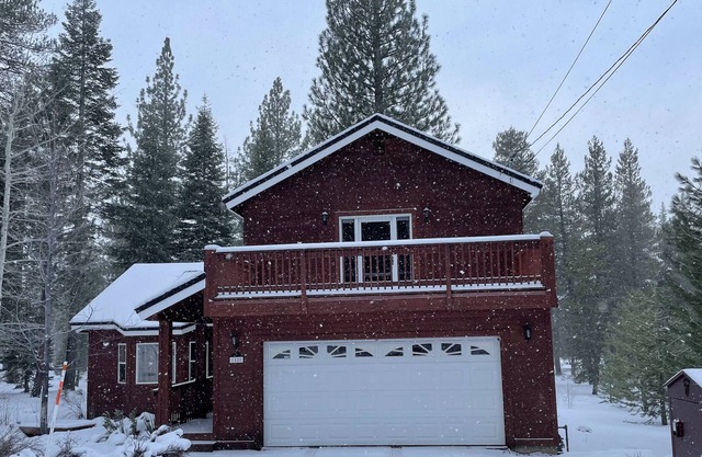 Cozy cabin on a big lot close to ski resorts and shops