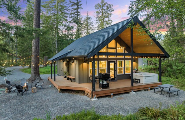 Cozy cabin retreat w/hot tub less than 5 mi to Mt Rainier NP