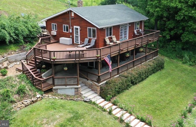 Cozy cabin right on the Shenandoah River. Kayak and tube your way to relaxation.